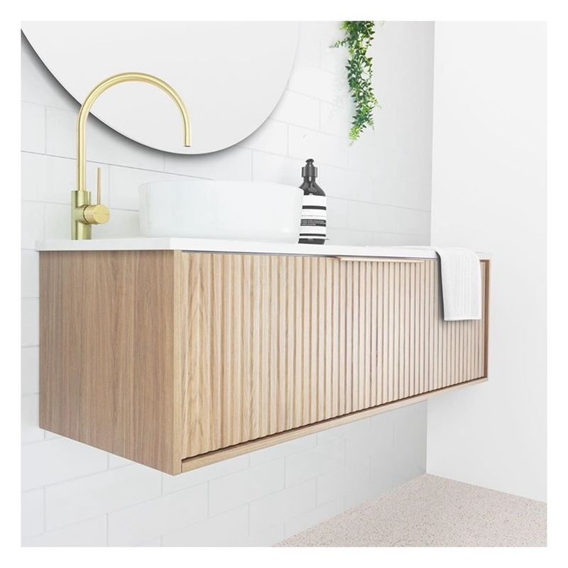 Vanité de salle de bain d' appartement avec panneau de porte en bois massif et grain de bois léger sur mesure