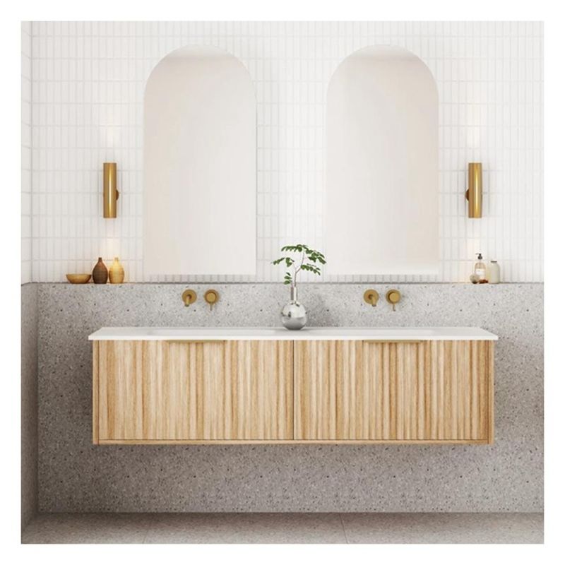 Vanité de salle de bain d' appartement avec panneau de porte en bois massif et grain de bois léger sur mesure