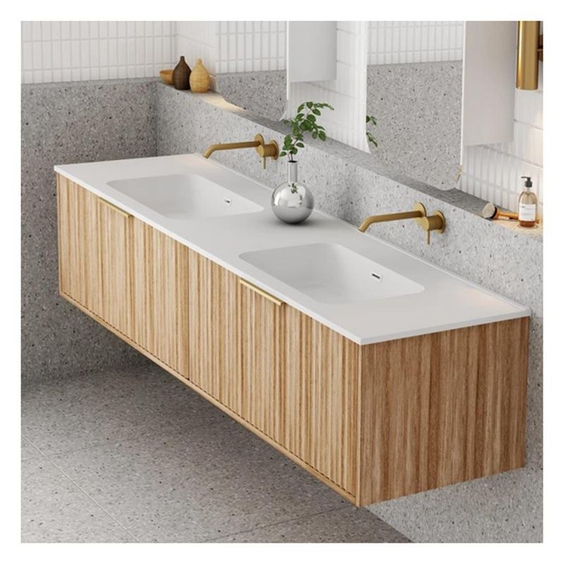 Vanité de salle de bain d' appartement avec panneau de porte en bois massif et grain de bois léger sur mesure