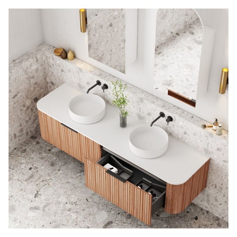 Vanité de salle de bain d' appartement avec panneau de porte en bois massif et grain de bois léger sur mesure