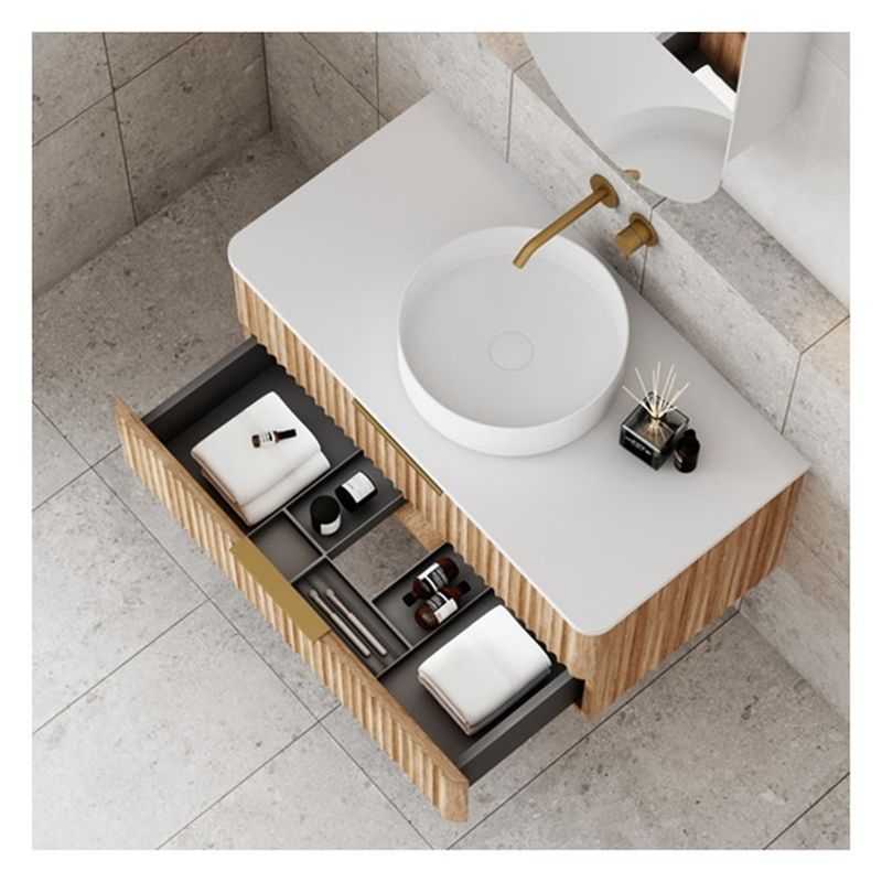 Vanité de salle de bain d' appartement avec panneau de porte en bois massif et grain de bois léger sur mesure