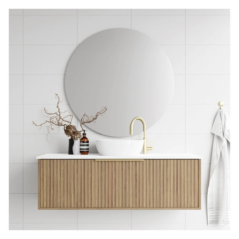 Vanité de salle de bain d' appartement avec panneau de porte en bois massif et grain de bois léger sur mesure