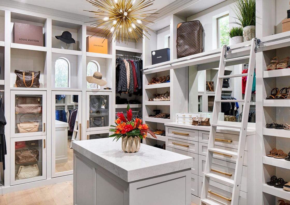 Armoire de rangement personnalisée dans un style de design contemporain pour le stockage des vêtements