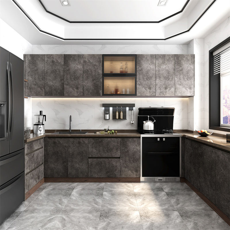 Armoire de cuisine grise en rénovation de villa moderne