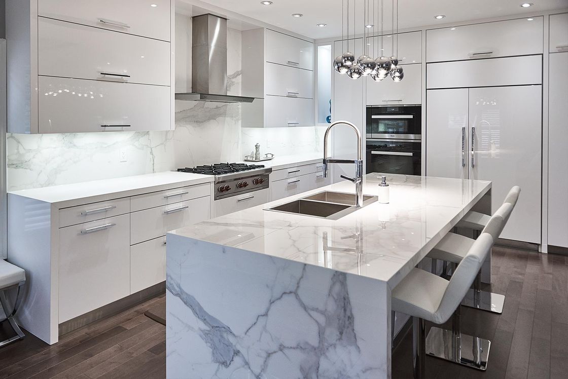 Moderne style de conception matériau de carcasse brillante armoire de cuisine haut de gamme personnalisée avec Blum Hardware