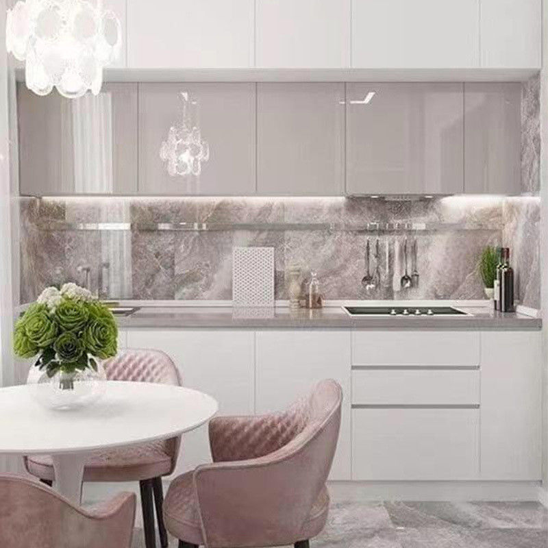 Armoire de cuisine italienne moderne avec comptoir en pierre à bord plat et couleur de placage personnalisé