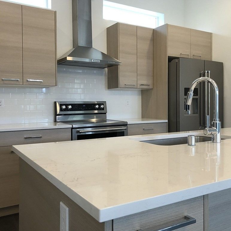 Armoires de cuisine de couleur de placage personnalisées avec tiroir coulissant et design moderne