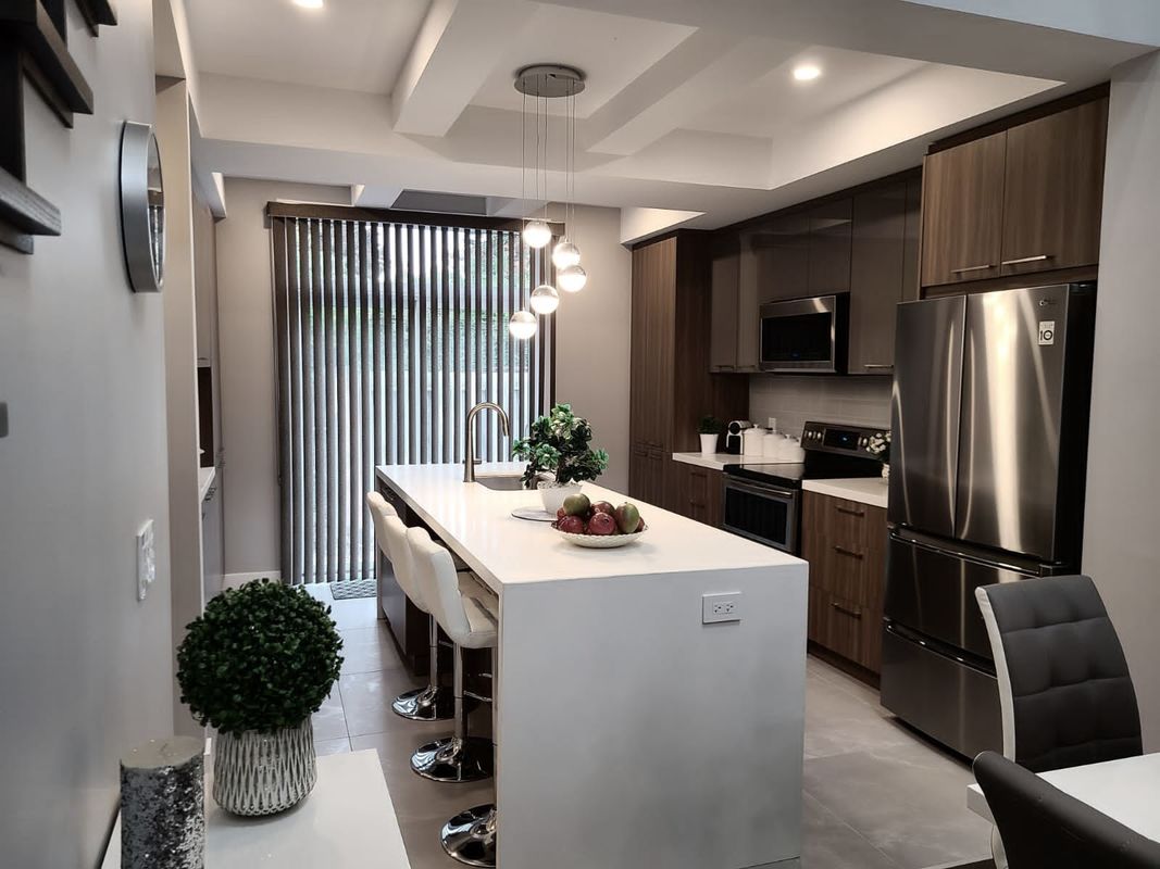 Armoires de cuisine de couleur de placage personnalisées avec tiroir coulissant et design moderne