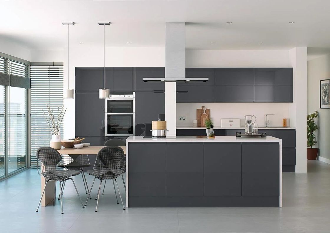 Armoires de cuisine de couleur de placage personnalisées avec tiroir coulissant et design moderne
