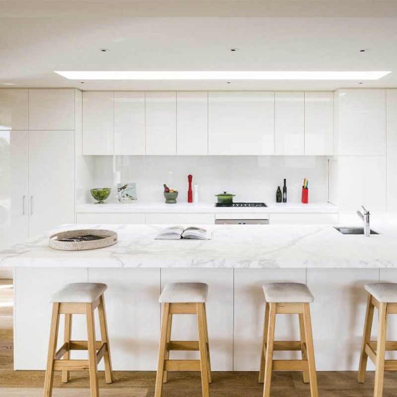 Des armoires de cuisine haut de gamme personnalisées avec des motifs insulaires et une couleur de placage moderne et brillante