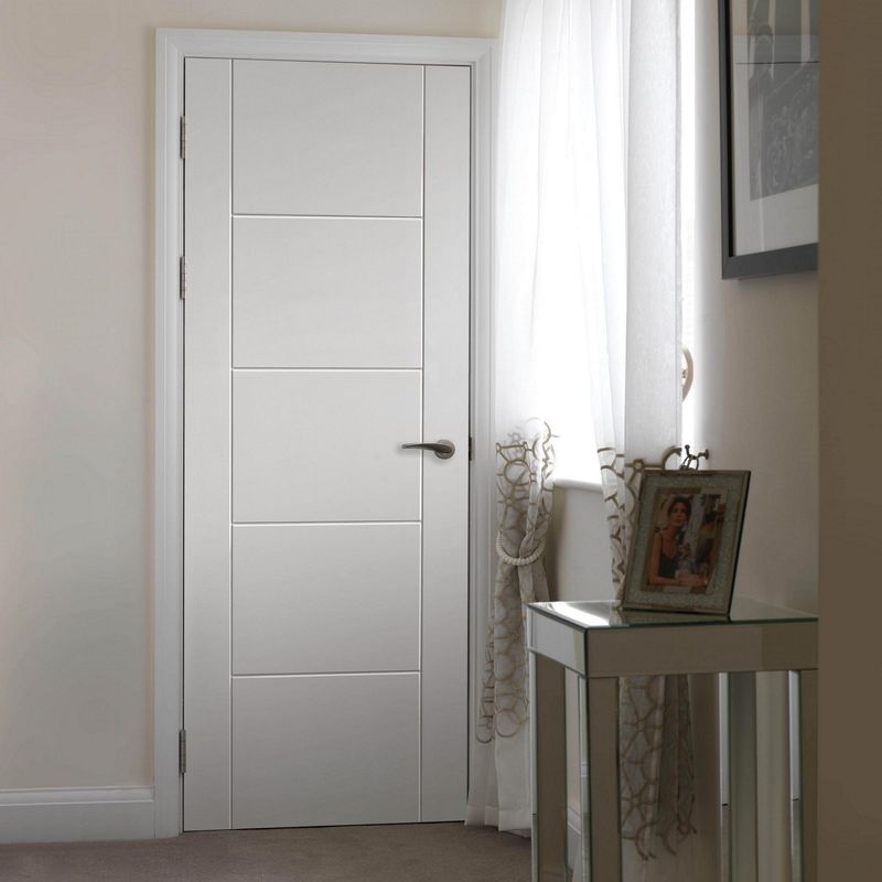 Porte en bois d'intérieur en polymère imperméable à l'eau de couleur personnalisée avec style de design contemporain