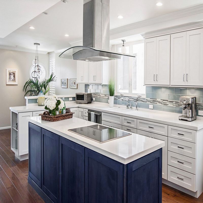 Armoire de cuisine de style européen de design moderne avec couleur de placage personnalisée