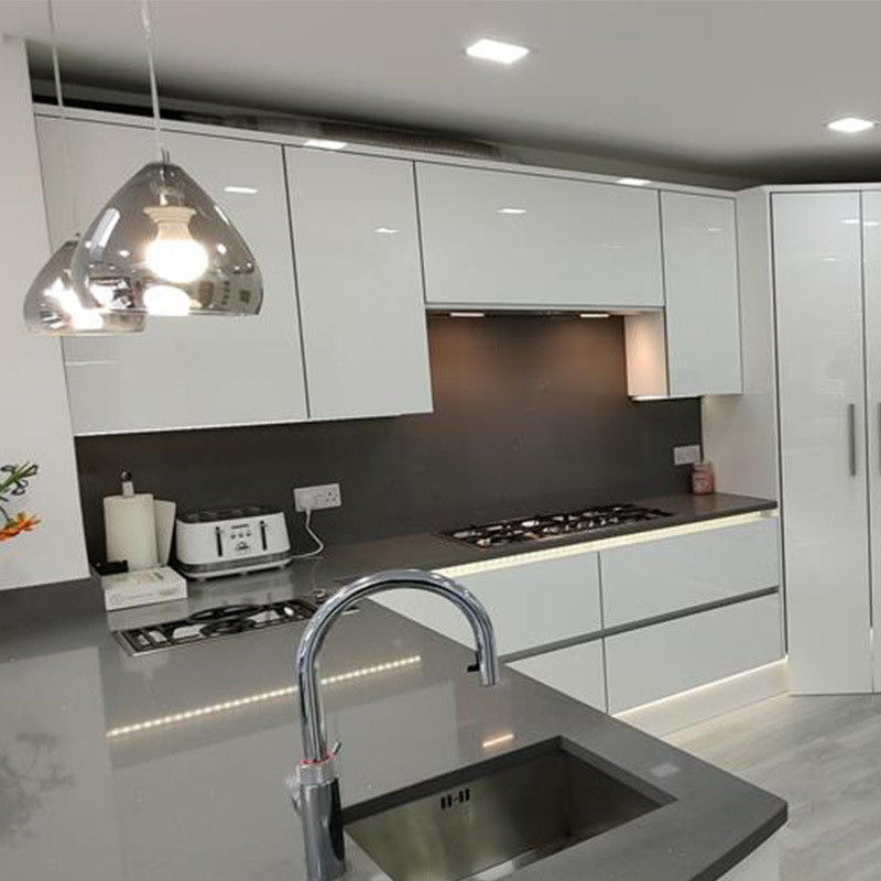 Armoires de cuisine personnalisées hautement ODM / OEM pour les armoires de cuisine en bois massif de conception moderne
