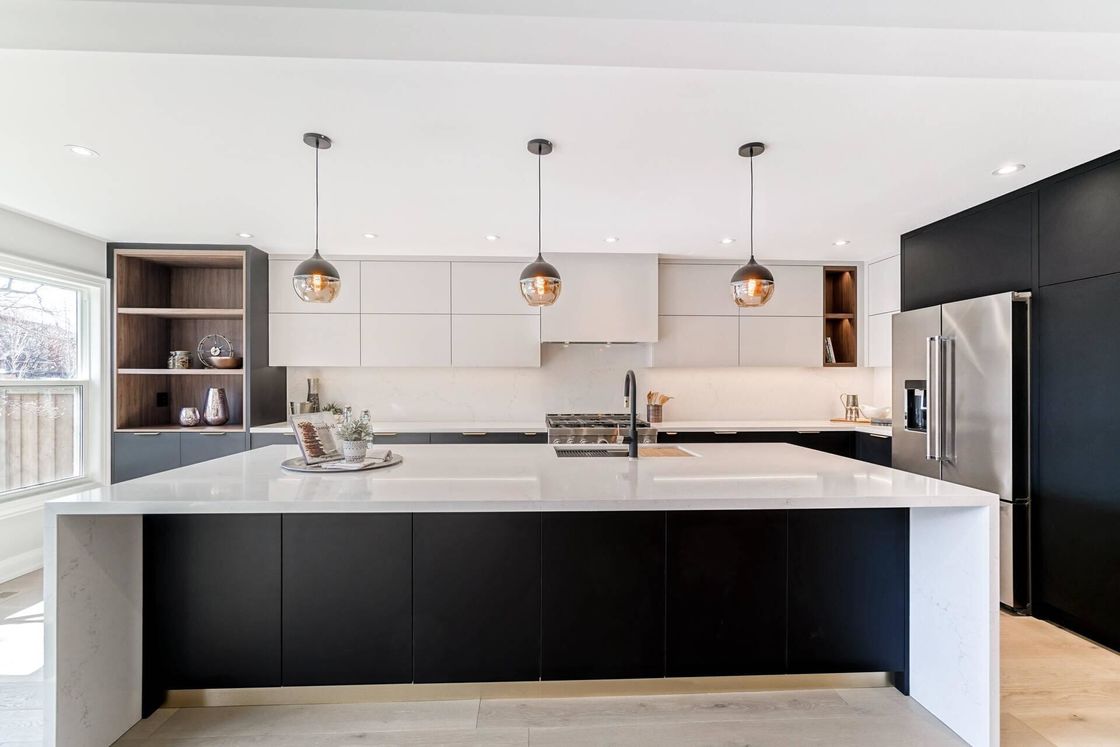 Armoire de cuisine moderne chinoise avec une fin fabrication et une bordure de bureau à bord plat
