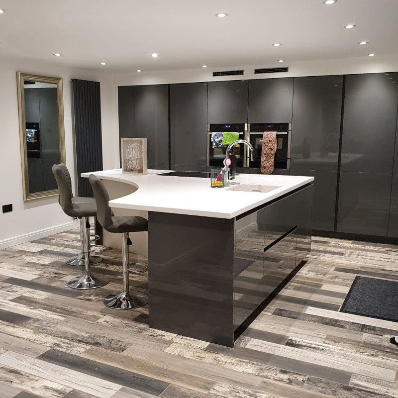 Armoires et accessoires en bois massif de design moderne pour une touche européenne de luxe