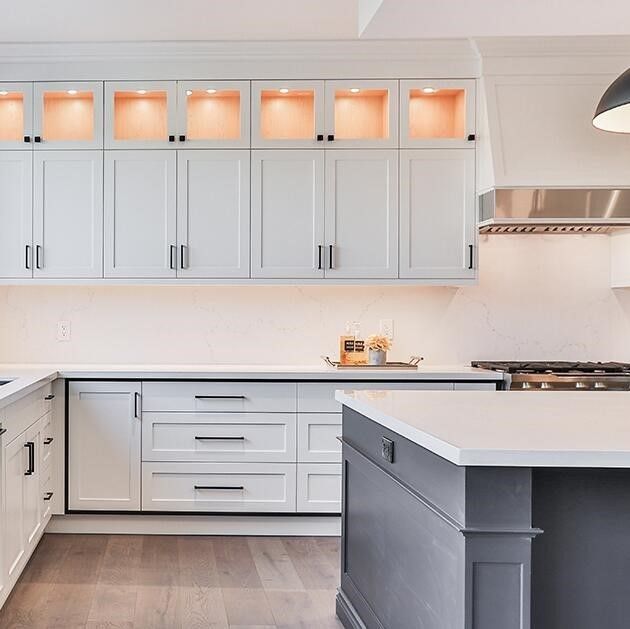 Luxueux armoires de cuisine haut de gamme avec une belle main-d'œuvre et un design en bois