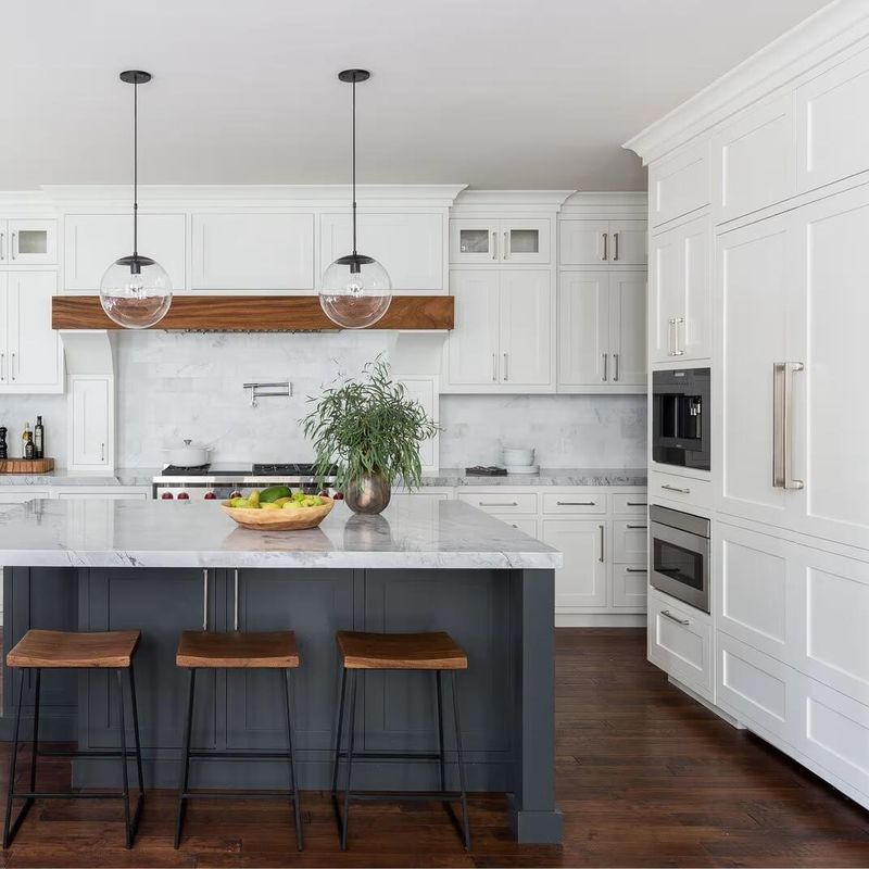 Luxueux armoires de cuisine haut de gamme avec une belle main-d'œuvre et un design en bois