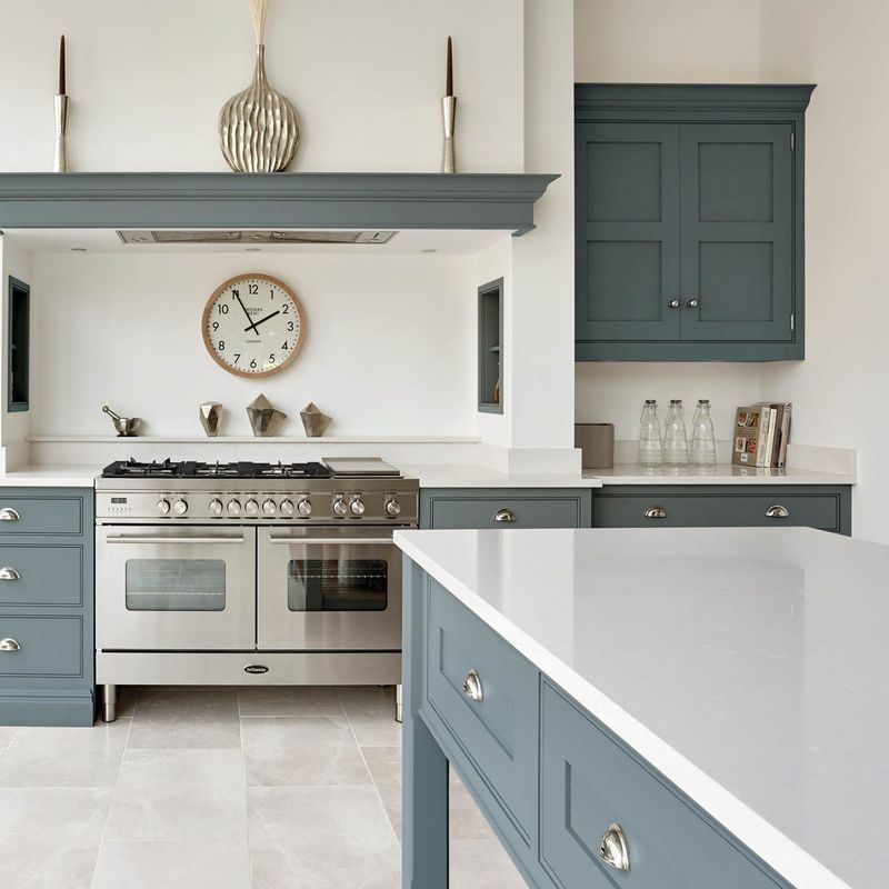 Luxueux armoires de cuisine haut de gamme avec une belle main-d'œuvre et un design en bois