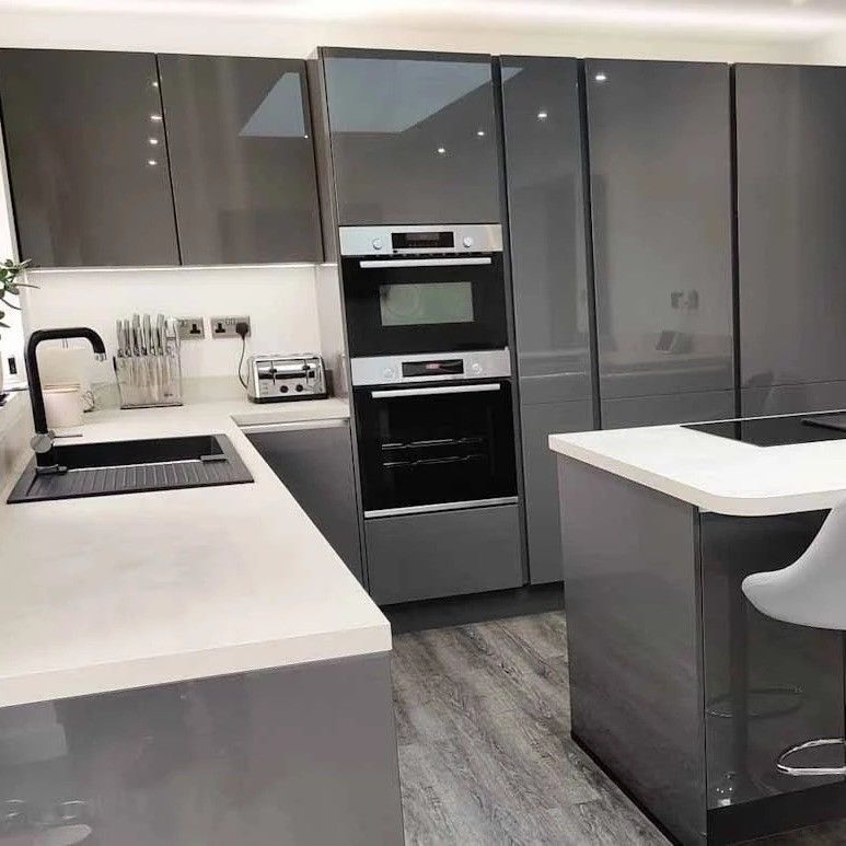 Taille personnalisée Appartement de luxe en bois blanc Armoires de cuisine Ensembles avec conteneur de déchets