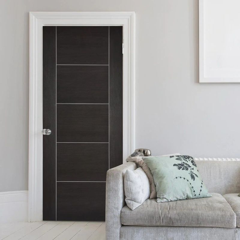 Portes intérieures en bois massif de taille personnalisée de style moderne pour maisons de design contemporain