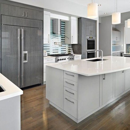 Armoire de cuisine à couleur brillante en placage personnalisé avec design moderne et accessoires