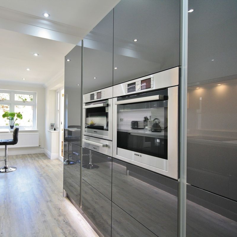 Armoire de cuisine à couleur brillante en placage personnalisé avec design moderne et accessoires