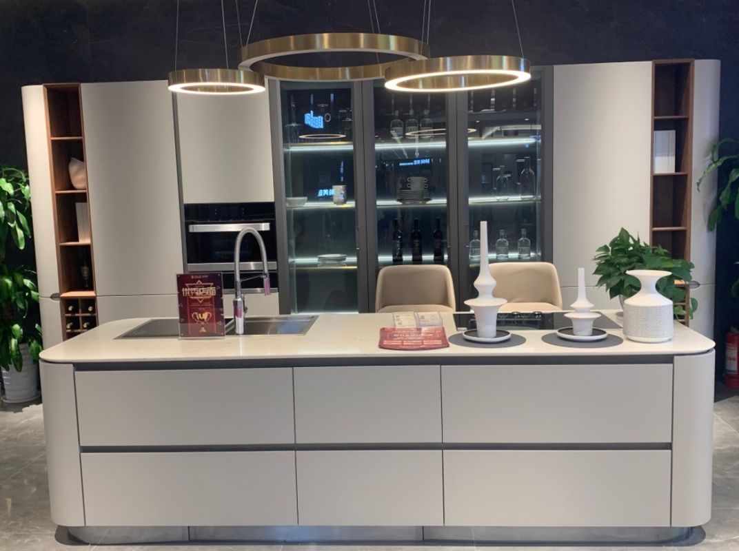 Armoire murale de cuisine de luxe avec comptoir en pierre de quartz