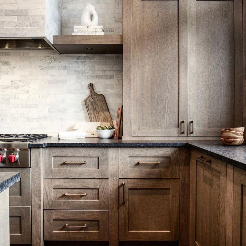 Armoires de cuisine en bois massif avec bordure de comptoir et matériau de porte en MDF