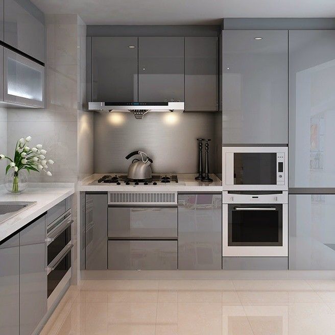 Un ensemble de meubles de cuisine moderne et brillant fait avec du bois massif et des accessoires de pied