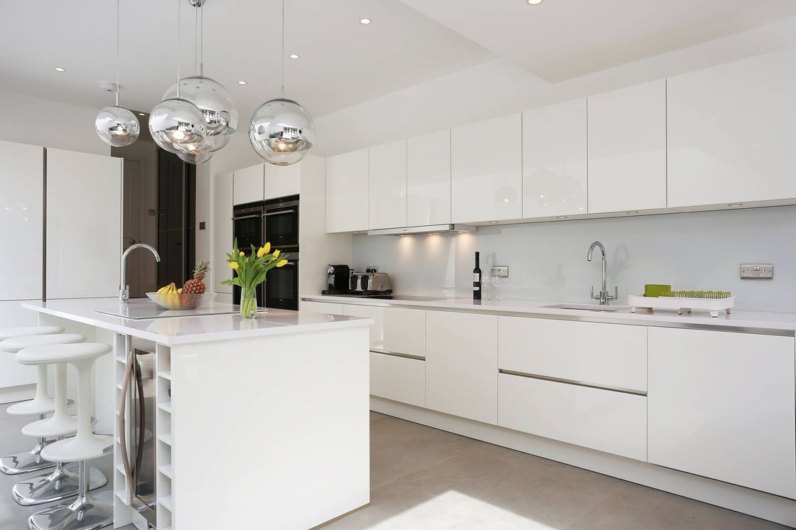 Un ensemble de meubles de cuisine moderne et brillant fait avec du bois massif et des accessoires de pied