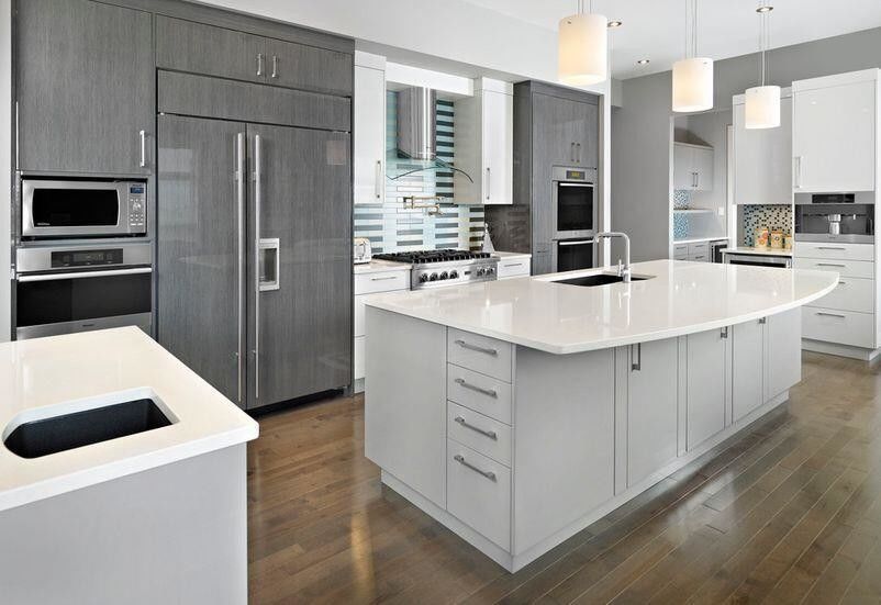 Un ensemble de meubles de cuisine moderne et brillant fait avec du bois massif et des accessoires de pied