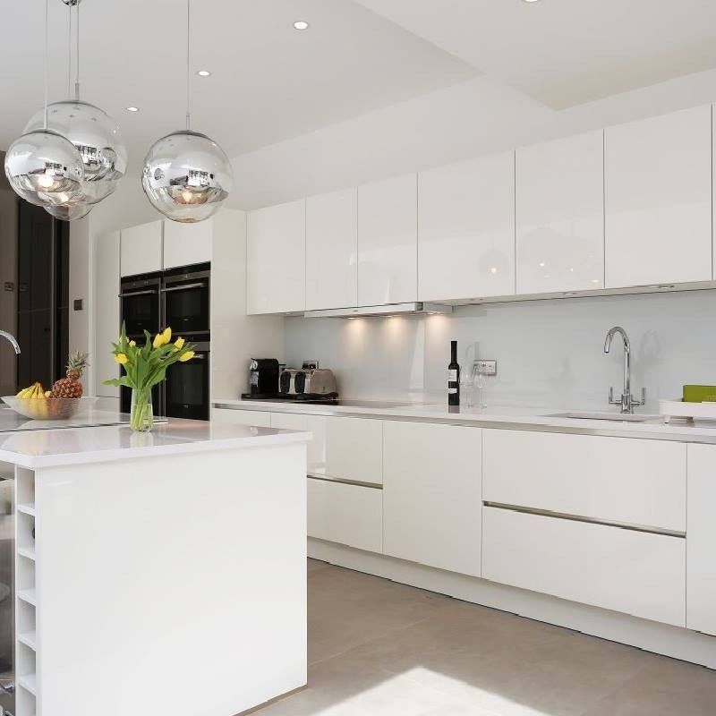 Armoire de cuisine en laque blanche personnalisée avec panneau de porte en PVC et tiroir Blum