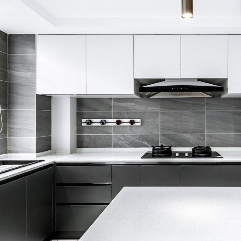 Armoire de cuisine en laque blanche personnalisée avec panneau de porte en PVC et tiroir Blum