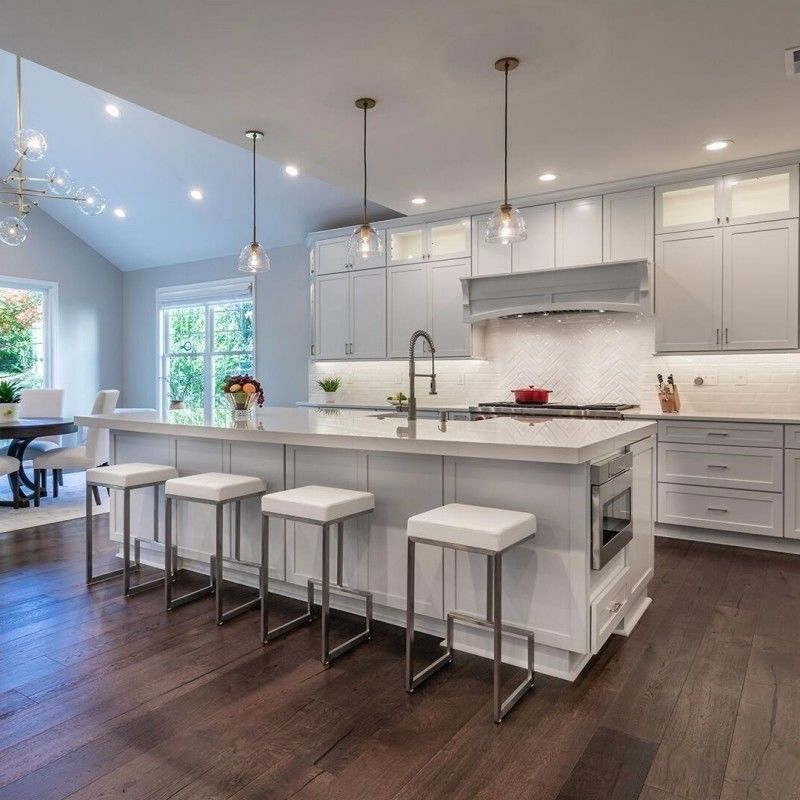 Armoire de cuisine en laque blanche personnalisée avec panneau de porte en PVC et tiroir Blum