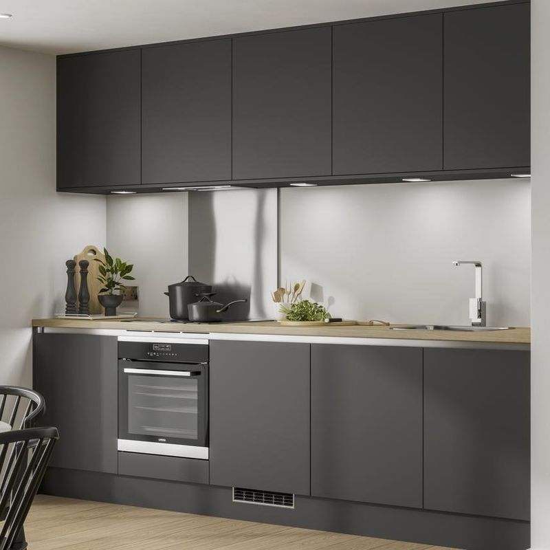Armoire de cuisine moderne en blanc mat pour la rénovation d'une ancienne cuisine en villa
