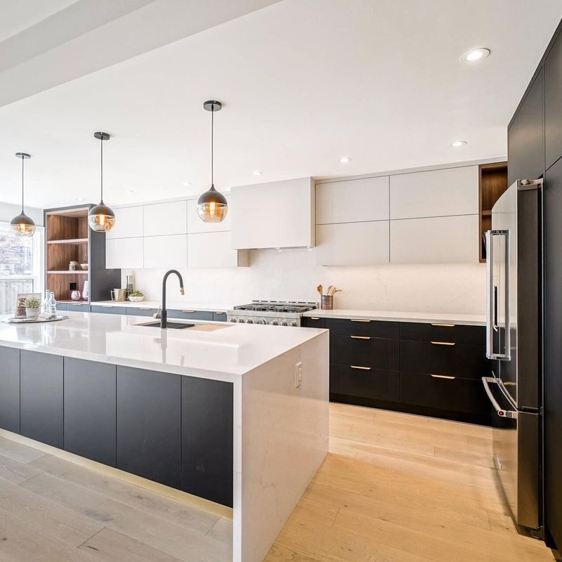 Armoire de cuisine moderne en blanc mat pour la rénovation d'une ancienne cuisine en villa