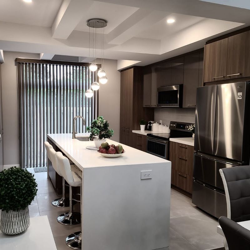 Armoire de cuisine moderne en blanc mat pour la rénovation d'une ancienne cuisine en villa