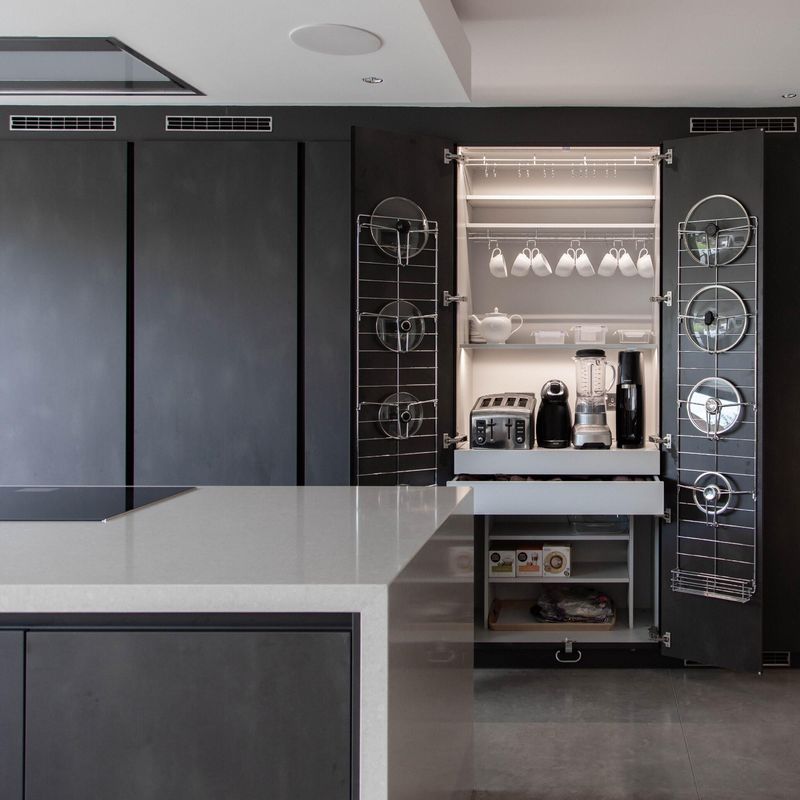 Armoire de cuisine moderne en blanc mat pour la rénovation d'une ancienne cuisine en villa