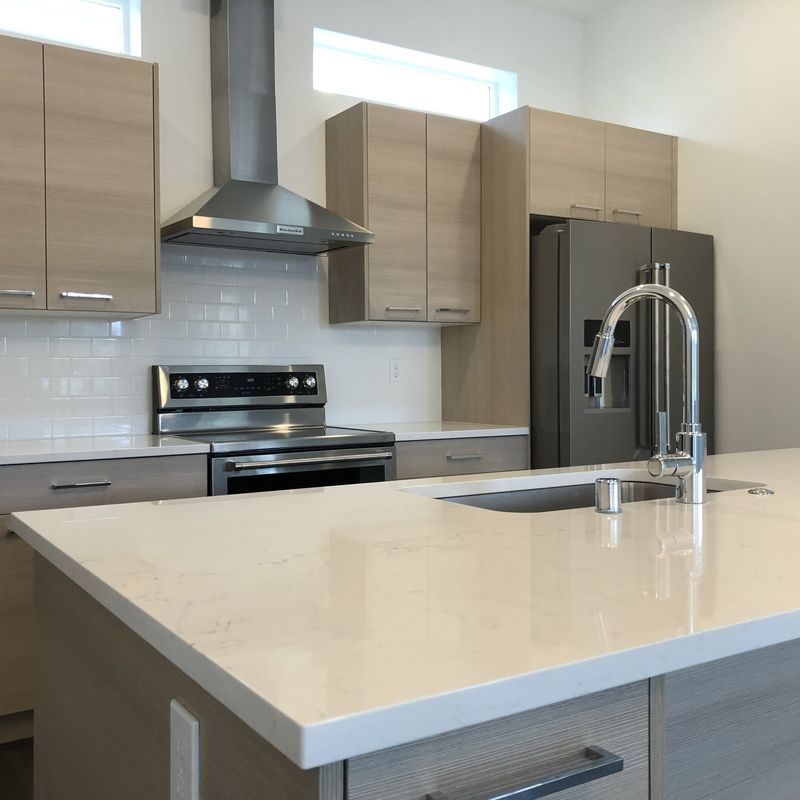 Armoire de cuisine moderne en blanc mat pour la rénovation d'une ancienne cuisine en villa