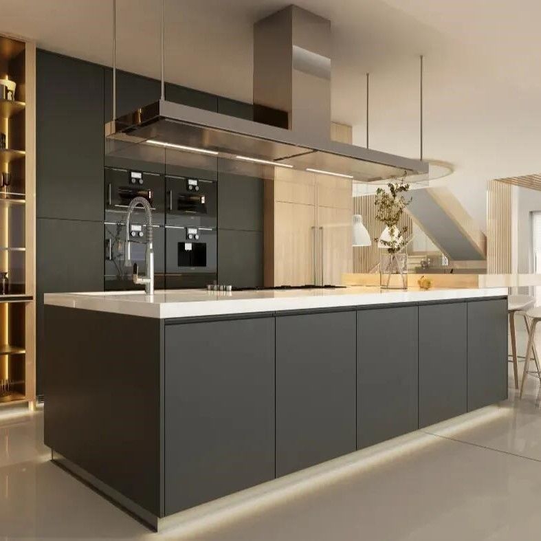 Armoire de cuisine moderne en blanc mat pour la rénovation d'une ancienne cuisine en villa