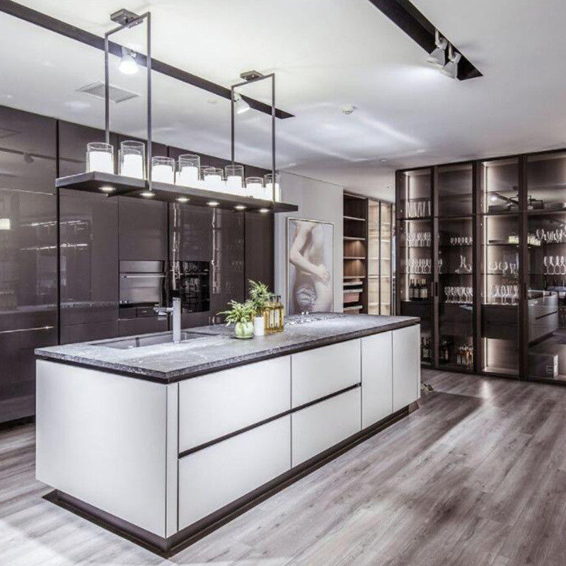 Armoires de cuisine en bois intelligent Meubles italiens avantageux pour les villas et les appartements