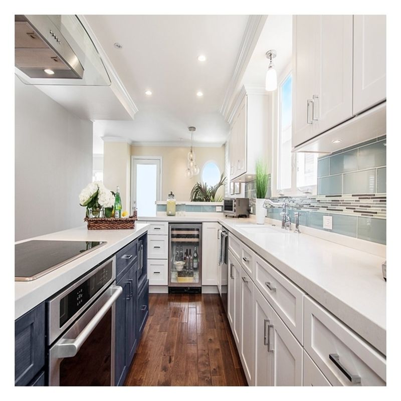 Armoire de cuisine en quartz conçue sur mesure avec carcasse en bois massif et rangement paresseux Susan