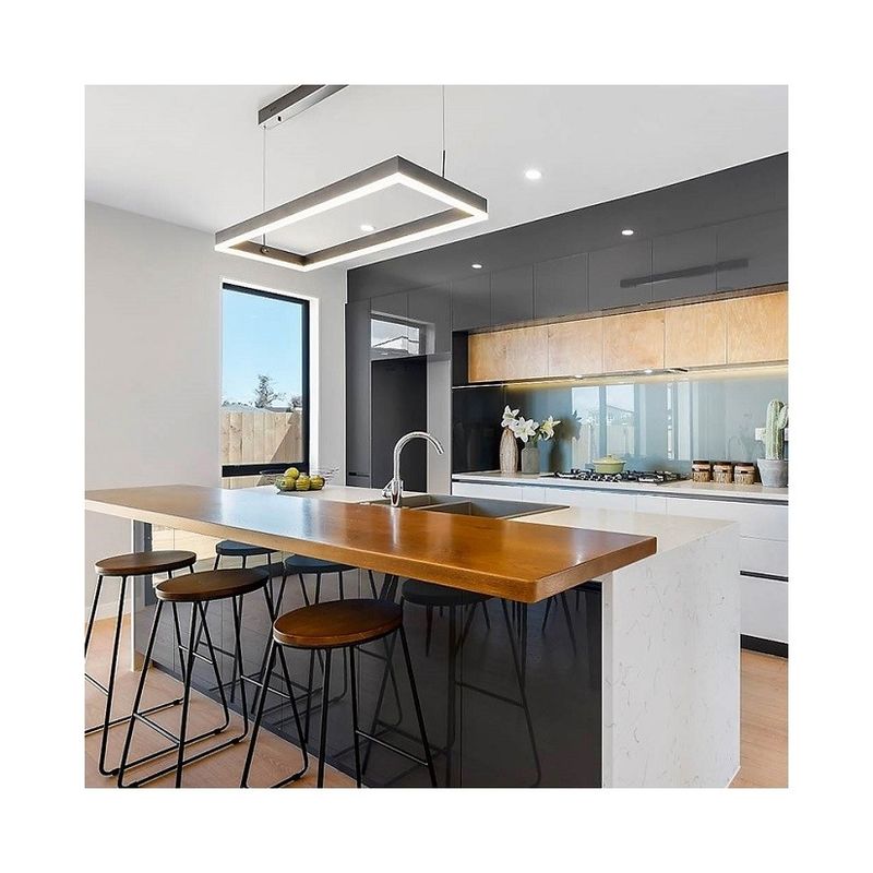 Armoires de cuisine de design moderne avec portes de style Shaker et finition en laque