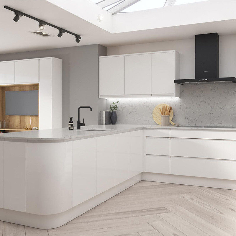 Armoires de cuisine de design moderne avec portes de style Shaker et finition en laque