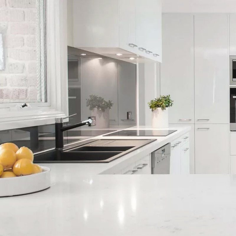 Armoires de cuisine de design moderne avec portes de style Shaker et finition en laque