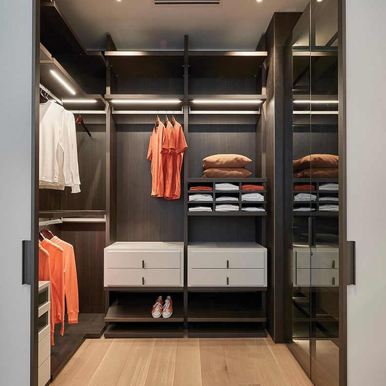 Chambres à coucher, placard, garde-robe en bois massif, avec un design moderne.