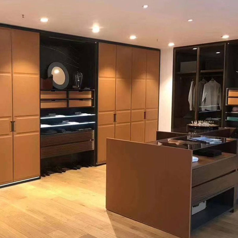 Chambres à coucher, placard, garde-robe en bois massif, avec un design moderne.