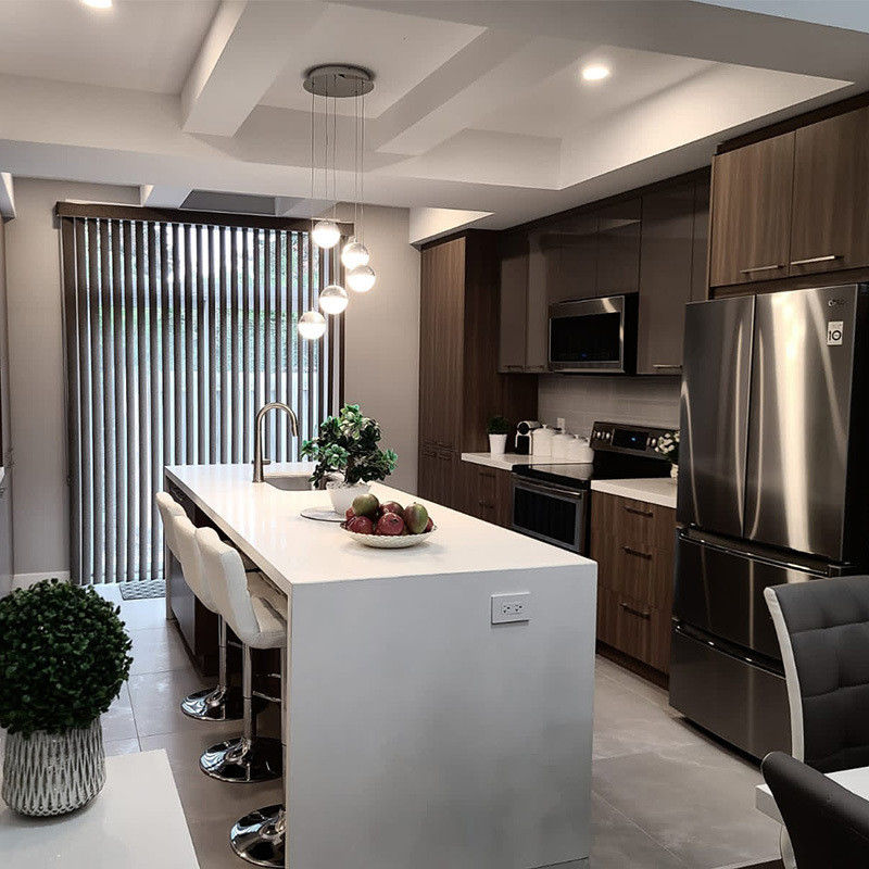 Armoire de cuisine modulaire de conception moderne sur mesure avec portes de finition en bois massif et en laque