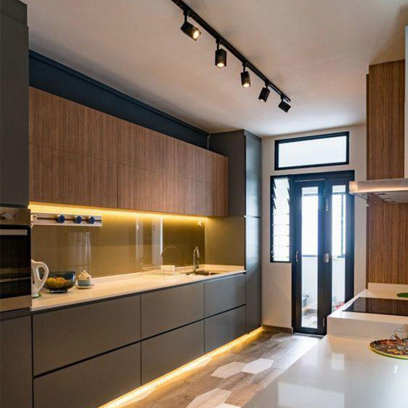 Armoire de cuisine modulaire de conception moderne sur mesure avec portes de finition en bois massif et en laque