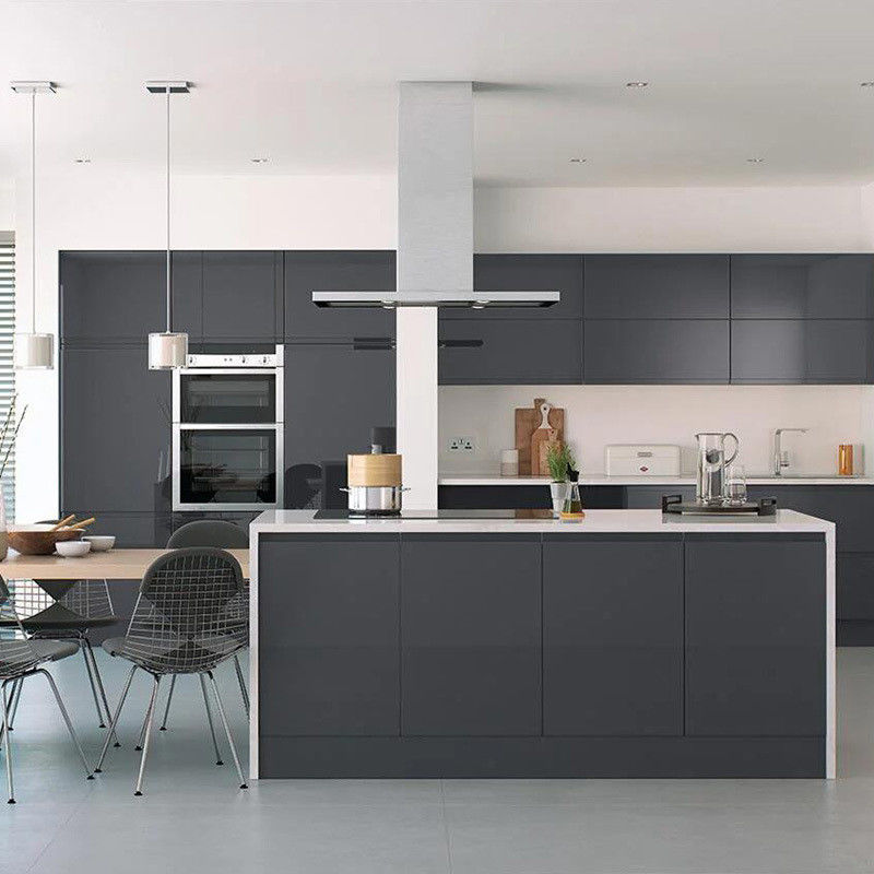 Armoire de cuisine modulaire de conception moderne sur mesure avec portes de finition en bois massif et en laque